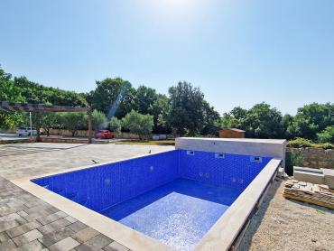 KUĆA S 3 STANA, SVAKI IMA 106 M2, POGLED MORE, 3OO M DO MORA, BAZEN – TOP LOKACIJA!