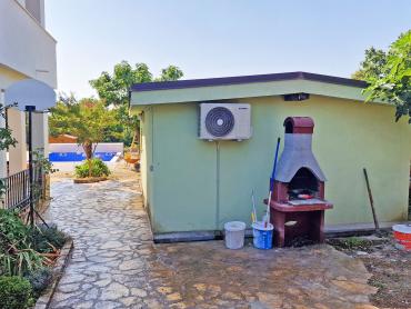KUĆA S 3 STANA, SVAKI IMA 106 M2, POGLED MORE, 3OO M DO MORA, BAZEN – TOP LOKACIJA!