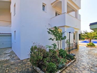 KUĆA S 3 STANA, SVAKI IMA 106 M2, POGLED MORE, 3OO M DO MORA, BAZEN – TOP LOKACIJA!