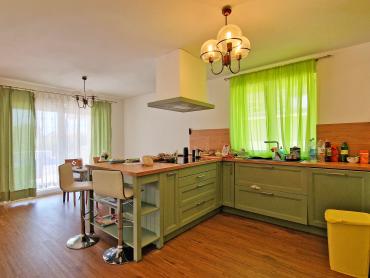 KUĆA S 3 STANA, SVAKI IMA 106 M2, POGLED MORE, 3OO M DO MORA, BAZEN – TOP LOKACIJA!