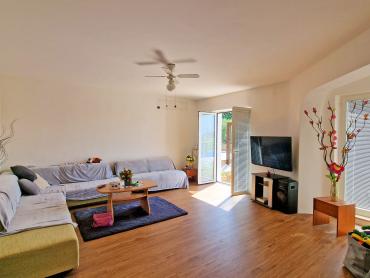 KUĆA S 3 STANA, SVAKI IMA 106 M2, POGLED MORE, 3OO M DO MORA, BAZEN – TOP LOKACIJA!