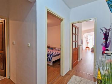 KUĆA S 3 STANA, SVAKI IMA 106 M2, POGLED MORE, 3OO M DO MORA, BAZEN – TOP LOKACIJA!