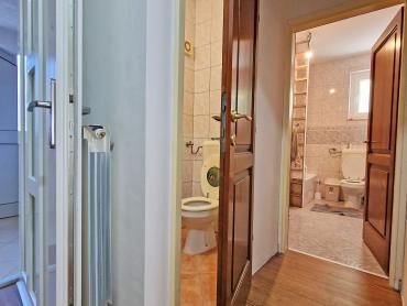 KUĆA S 3 STANA, SVAKI IMA 106 M2, POGLED MORE, 3OO M DO MORA, BAZEN – TOP LOKACIJA!
