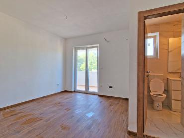 KUĆA S 3 STANA, SVAKI IMA 106 M2, POGLED MORE, 3OO M DO MORA, BAZEN – TOP LOKACIJA!