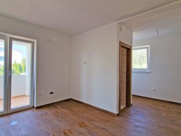 KUĆA S 3 STANA, SVAKI IMA 106 M2, POGLED MORE, 3OO M DO MORA, BAZEN – TOP LOKACIJA!