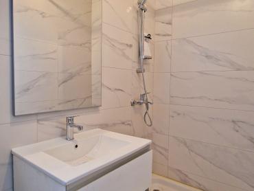 KUĆA S 3 STANA, SVAKI IMA 106 M2, POGLED MORE, 3OO M DO MORA, BAZEN – TOP LOKACIJA!