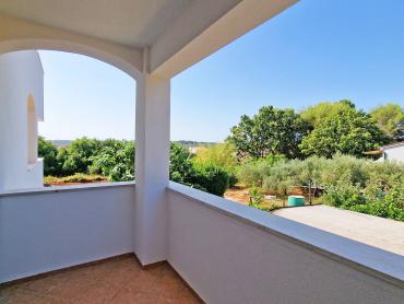 KUĆA S 3 STANA, SVAKI IMA 106 M2, POGLED MORE, 3OO M DO MORA, BAZEN – TOP LOKACIJA!