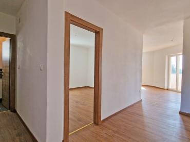 KUĆA S 3 STANA, SVAKI IMA 106 M2, POGLED MORE, 3OO M DO MORA, BAZEN – TOP LOKACIJA!