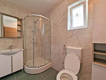 KUĆA S 3 STANA, SVAKI IMA 106 M2, POGLED MORE, 3OO M DO MORA, BAZEN – TOP LOKACIJA!