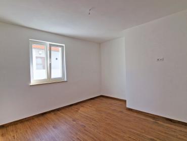 KUĆA S 3 STANA, SVAKI IMA 106 M2, POGLED MORE, 3OO M DO MORA, BAZEN – TOP LOKACIJA!