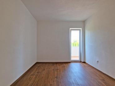 KUĆA S 3 STANA, SVAKI IMA 106 M2, POGLED MORE, 3OO M DO MORA, BAZEN – TOP LOKACIJA!
