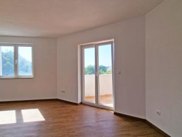 KUĆA S 3 STANA, SVAKI IMA 106 M2, POGLED MORE, 3OO M DO MORA, BAZEN – TOP LOKACIJA!
