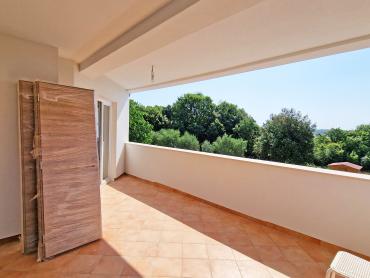 KUĆA S 3 STANA, SVAKI IMA 106 M2, POGLED MORE, 3OO M DO MORA, BAZEN – TOP LOKACIJA!
