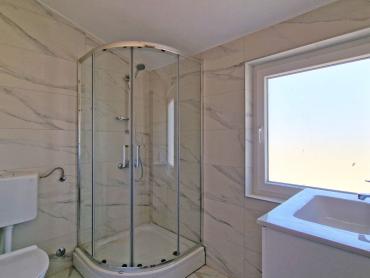 KUĆA S 3 STANA, SVAKI IMA 106 M2, POGLED MORE, 3OO M DO MORA, BAZEN – TOP LOKACIJA!