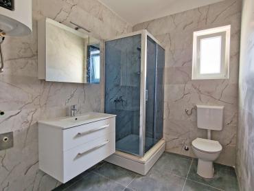 KUĆA S 3 STANA, SVAKI IMA 106 M2, POGLED MORE, 3OO M DO MORA, BAZEN – TOP LOKACIJA!