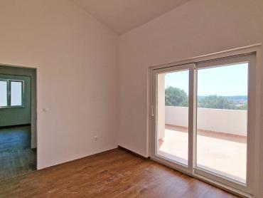 KUĆA S 3 STANA, SVAKI IMA 106 M2, POGLED MORE, 3OO M DO MORA, BAZEN – TOP LOKACIJA!