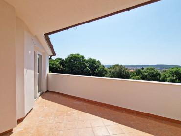 KUĆA S 3 STANA, SVAKI IMA 106 M2, POGLED MORE, 3OO M DO MORA, BAZEN – TOP LOKACIJA!