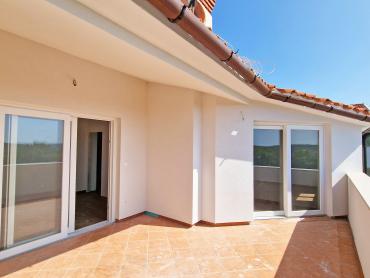 KUĆA S 3 STANA, SVAKI IMA 106 M2, POGLED MORE, 3OO M DO MORA, BAZEN – TOP LOKACIJA!