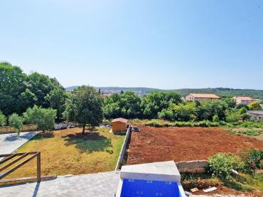 KUĆA S 3 STANA, SVAKI IMA 106 M2, POGLED MORE, 3OO M DO MORA, BAZEN – TOP LOKACIJA!