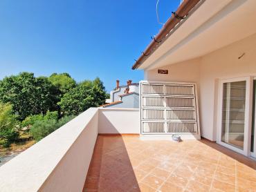 KUĆA S 3 STANA, SVAKI IMA 106 M2, POGLED MORE, 3OO M DO MORA, BAZEN – TOP LOKACIJA!