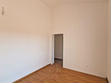 KUĆA S 3 STANA, SVAKI IMA 106 M2, POGLED MORE, 3OO M DO MORA, BAZEN – TOP LOKACIJA!