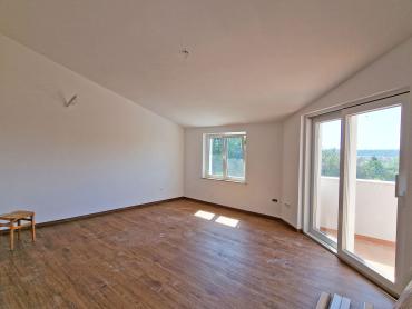 KUĆA S 3 STANA, SVAKI IMA 106 M2, POGLED MORE, 3OO M DO MORA, BAZEN – TOP LOKACIJA!