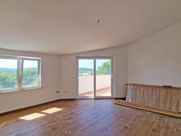 KUĆA S 3 STANA, SVAKI IMA 106 M2, POGLED MORE, 3OO M DO MORA, BAZEN – TOP LOKACIJA!
