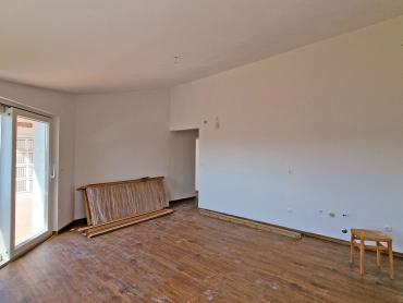 KUĆA S 3 STANA, SVAKI IMA 106 M2, POGLED MORE, 3OO M DO MORA, BAZEN – TOP LOKACIJA!