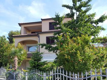 Predivna kuća sa apartmanima 300 m od mora