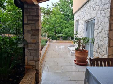Predivna kuća sa apartmanima 300 m od mora
