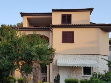 Predivna kuća sa apartmanima 300 m od mora
