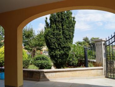 Predivna kuća sa apartmanima 300 m od mora
