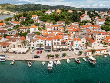 ROGOZNICA- MODERNO OPREMLJENA KUĆA U STAROM DIJELU MJESTA