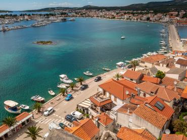 ROGOZNICA- MODERNO OPREMLJENA KUĆA U STAROM DIJELU MJESTA