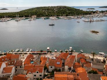 ROGOZNICA- MODERNO OPREMLJENA KUĆA U STAROM DIJELU MJESTA