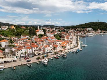 ROGOZNICA- MODERNO OPREMLJENA KUĆA U STAROM DIJELU MJESTA