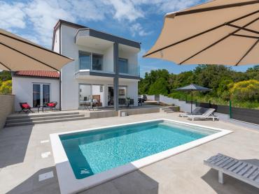 Luksuzna vila s bazenom - 500 m od mora