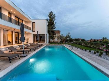 KVALITETNA NOVOGRADNJA, VILLA S BAZENOM I POGLEDOM NA MORE (OKOLICA POREČA)