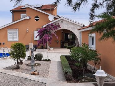 VODICE, predivna kuća sa bajkovitim dvorištem