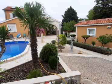 VODICE, predivna kuća sa bajkovitim dvorištem