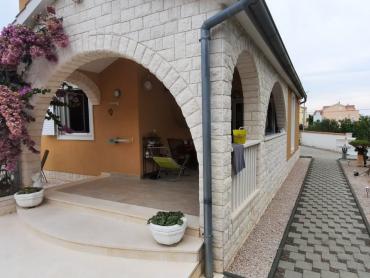 VODICE, predivna kuća sa bajkovitim dvorištem
