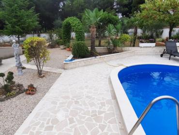 VODICE, predivna kuća sa bajkovitim dvorištem