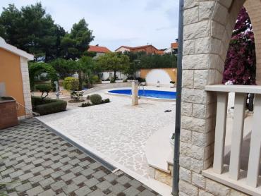 VODICE, predivna kuća sa bajkovitim dvorištem