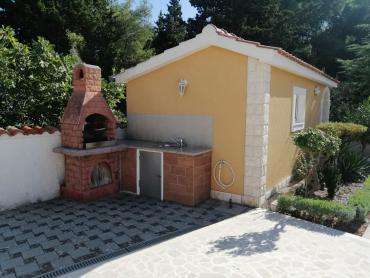 VODICE, predivna kuća sa bajkovitim dvorištem
