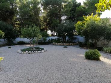 VODICE, predivna kuća sa bajkovitim dvorištem