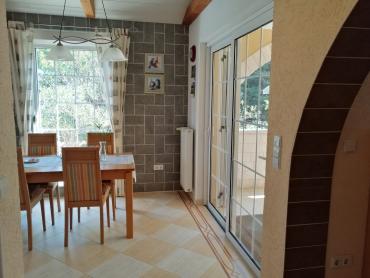 VODICE, predivna kuća sa bajkovitim dvorištem