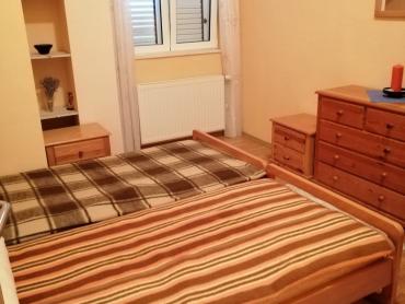 VODICE, predivna kuća sa bajkovitim dvorištem