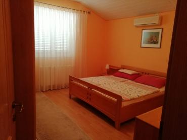 VODICE, predivna kuća sa bajkovitim dvorištem