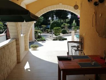 VODICE, predivna kuća sa bajkovitim dvorištem