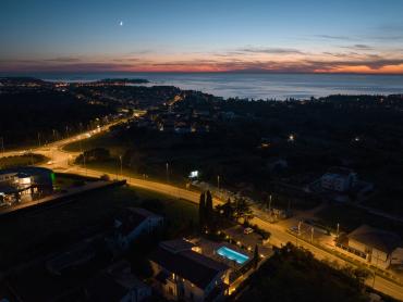 ELEGANTNA VILA SA BAZENOM, 3 STAMBENE JEDINICE 1KM OD MORA!